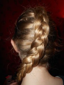 how to french braid your own hair